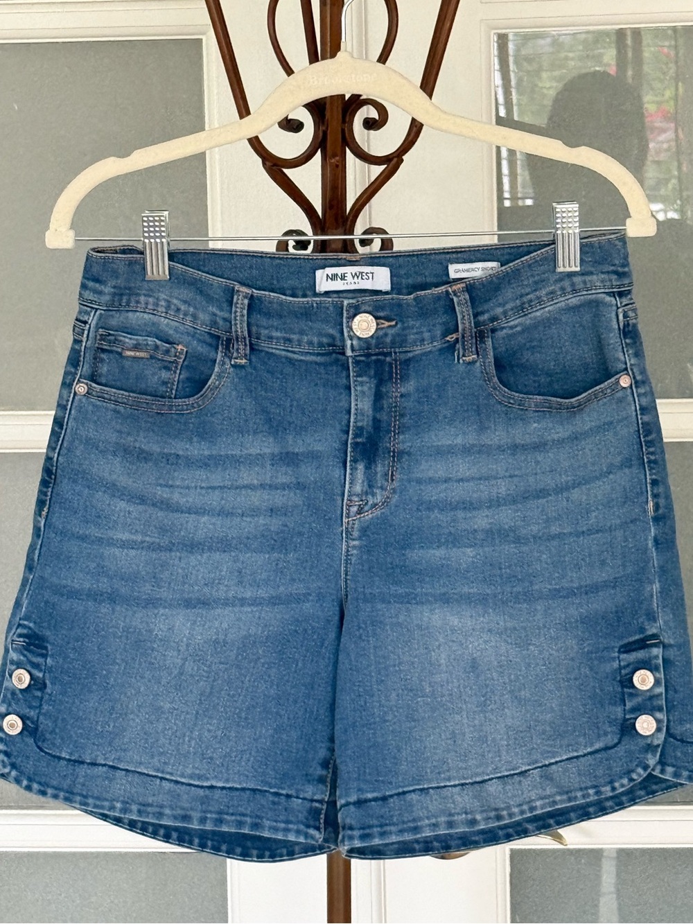Nine West Gramercy Denim Shorts Size 6 Stretch Blue Wash Button Detail